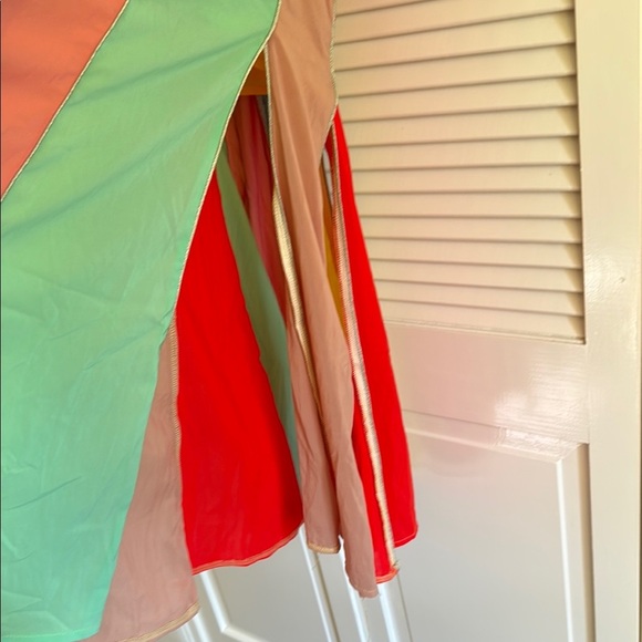 Amazing skirt with front panels cut for movement and flair. Lined - Picture 6 of 8